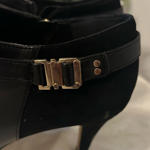 Vince Camuto Vamp Womens Black Leather Ankle Boots - Picture 3 of 5